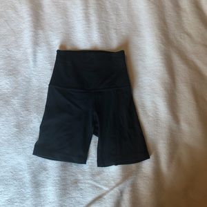 black lululemon biker shorts